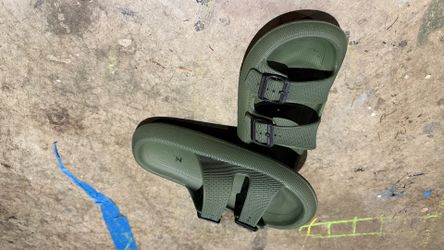 Wren Slides Green - like new - men’s size 8-9