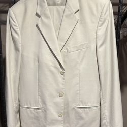 Cream Claiborne 2-Piece Suit – Size 42R Jacket / 36x32 Pants   Elevate your style with this sharp Claiborne 2-piece suit in a clean cream color with s