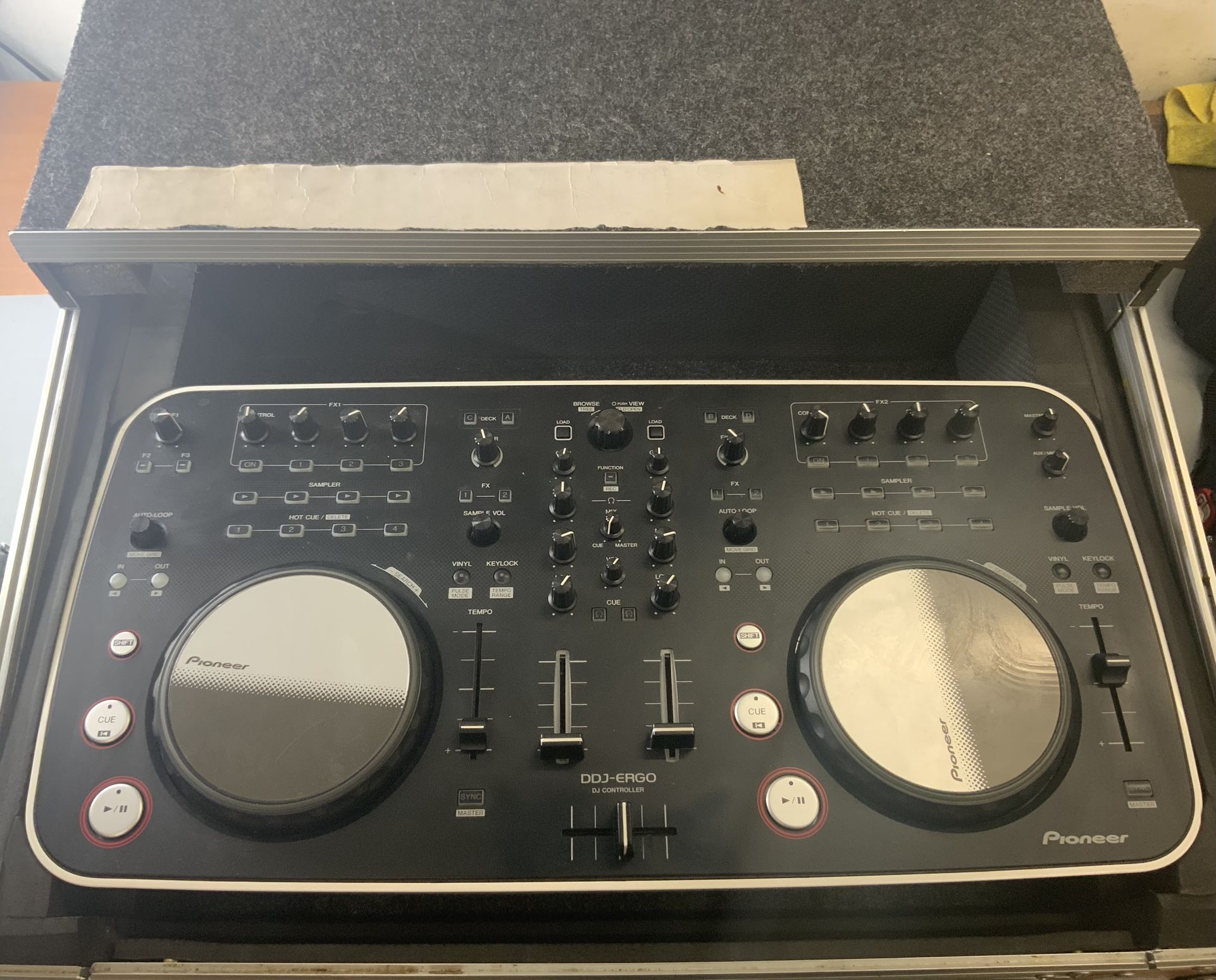 Pioneer DDJ ERGO V Digital DJ Controller W/Custom DJ Hard Case