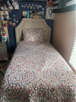 Set of two twin bed