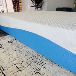 The mattress is clean, very comfortable, not hard, the bed is in excellent condition and does not wobble or creak. The house is pet-free and smoke-fre