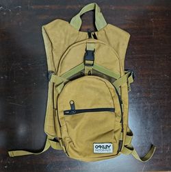 Coyote Coyo Camelback
