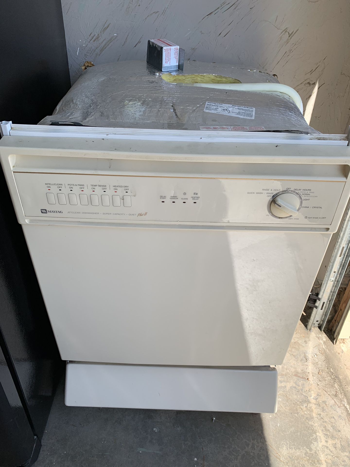 Maytag jet clean super capacity quiet plus II dishwasher. Works well. Remodeling kitchen and got new appliances
