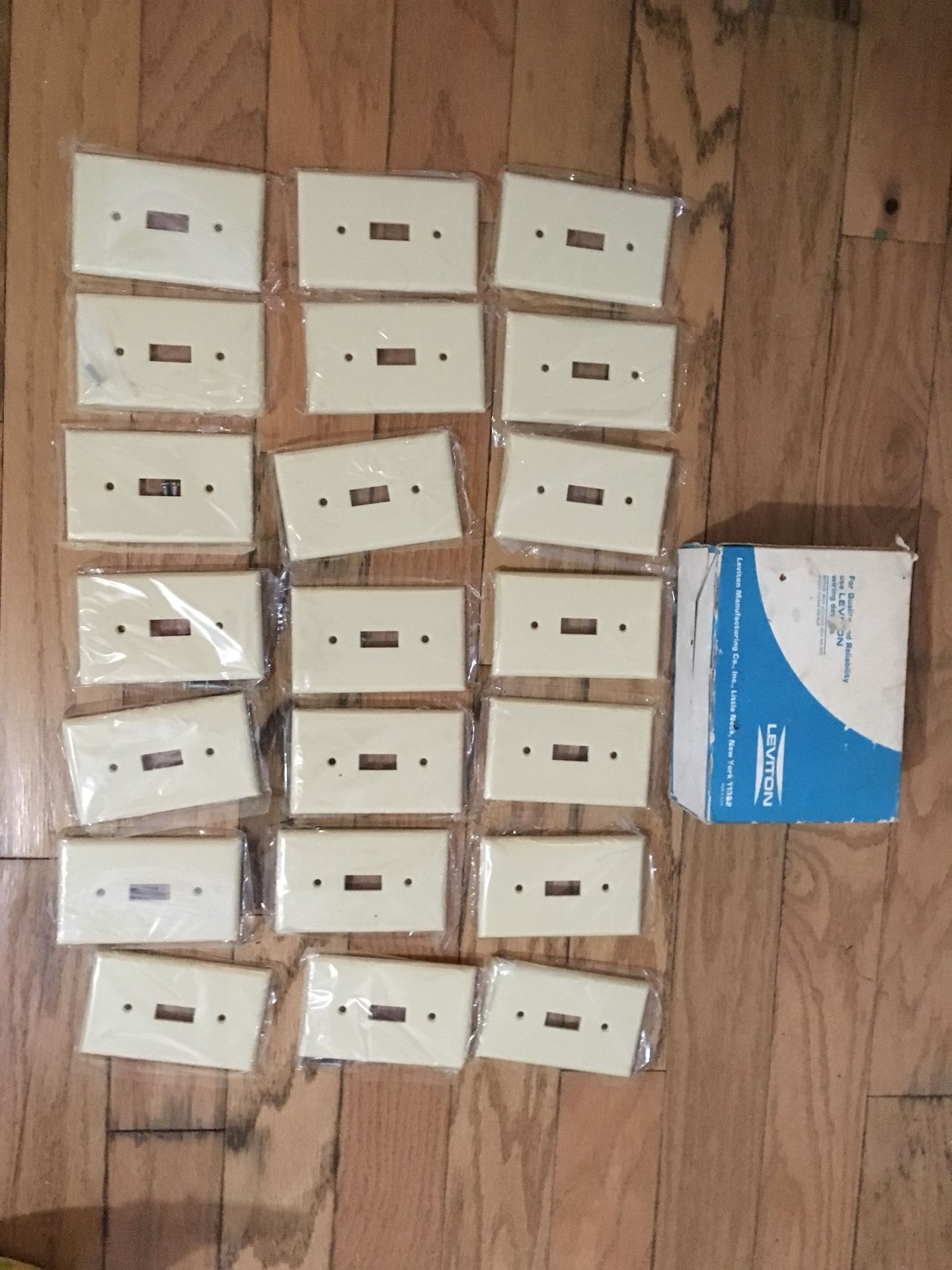 25 vintage Levitron Bakelite ivory wall plate switches outlet covers w screws