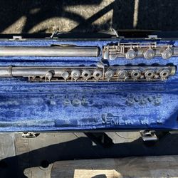 Gemeinhardt 3SHB Flute in good condition. I picked this up at an estate sale and I’m not sure how well it plays but everything looks to be in great sh