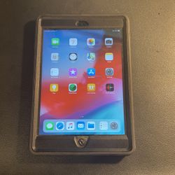 iPad Mini 2 With Defender OtterBox case 32 GB Like New