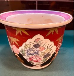 Beautiful vintage Chinese hand painted porcelain planter