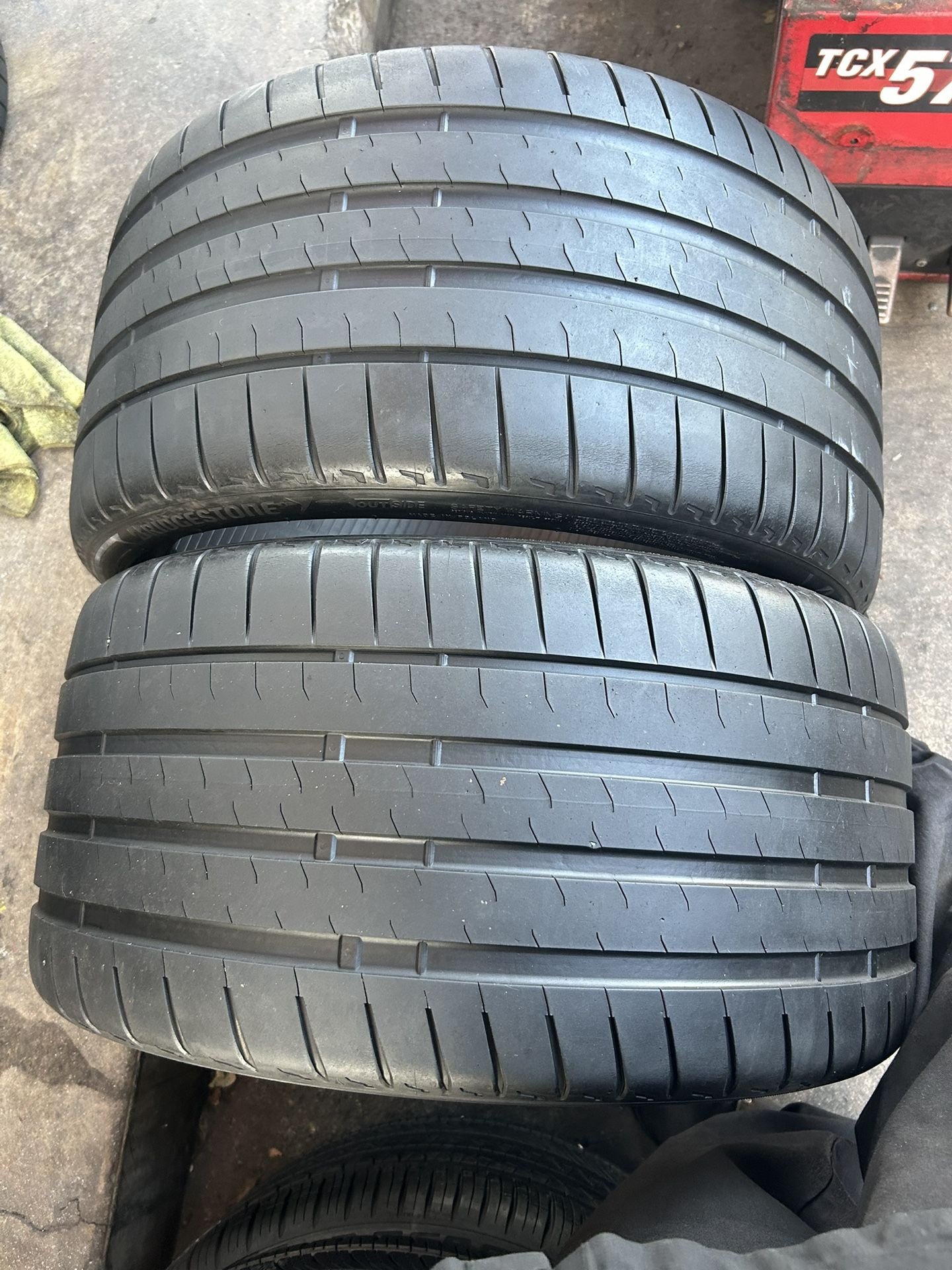 Tengo un par de llantas en muy buenas condiciones marca Bridgeston potenza 285 30 ZR20 instalación y balanceó por el mismo precio