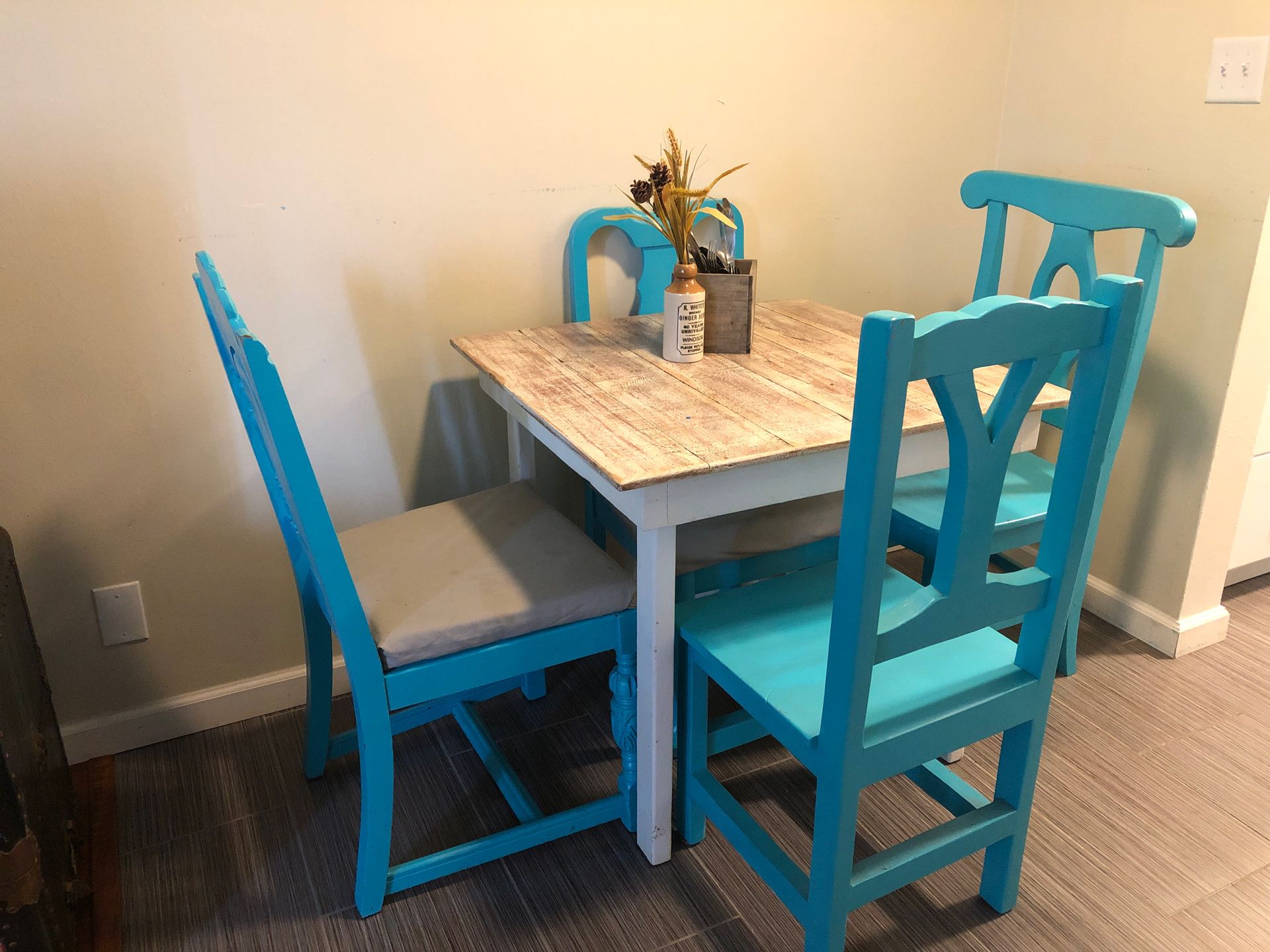 Small Kitchen Table w/chairs