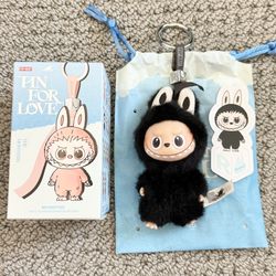 🖤 POP MART Labubu THE MONSTERS PIN FOR LOVE Black Vinyl Plush Pendant – Letter R