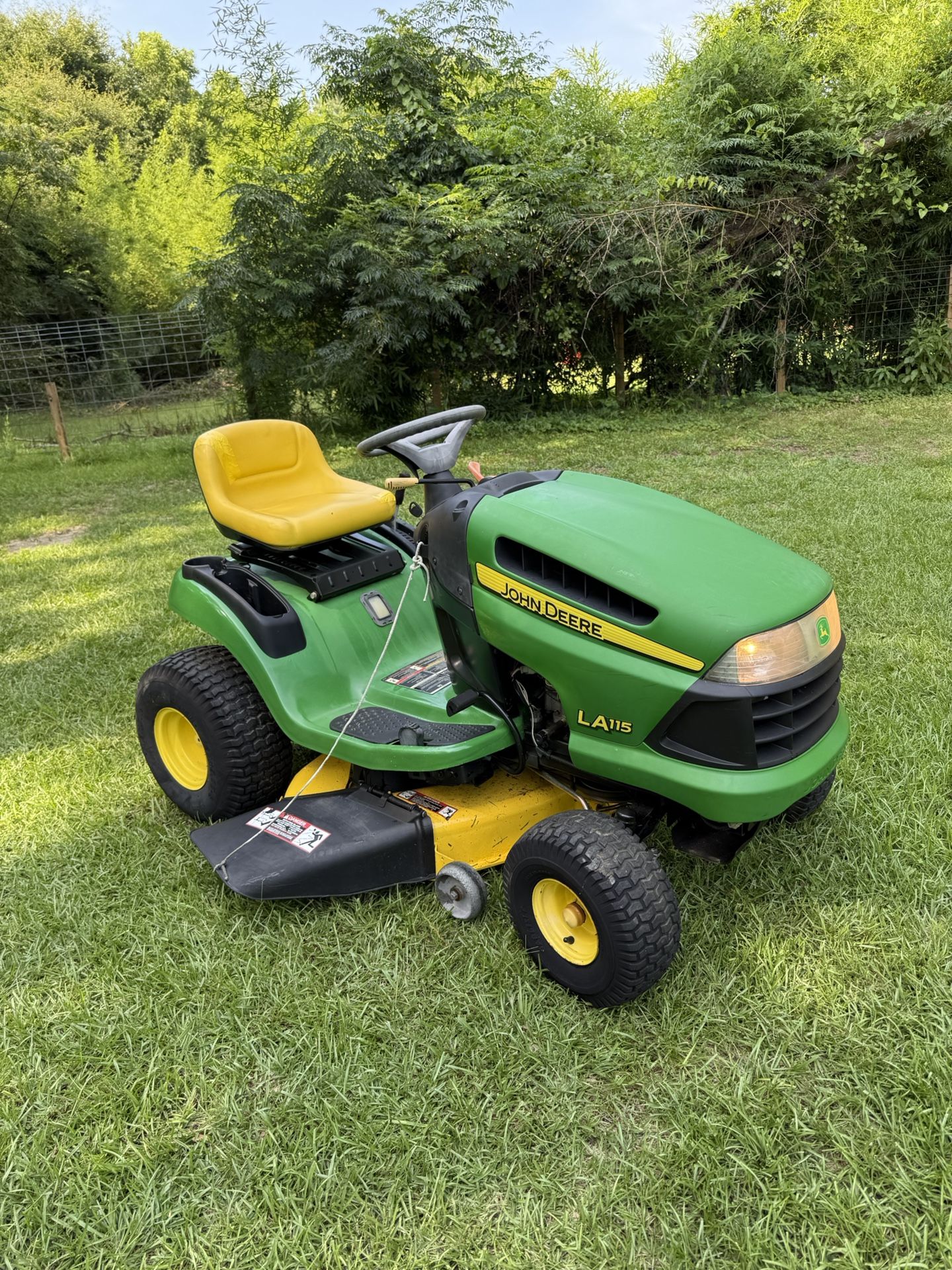 John Deere LA115 Model 2009 (120hrs only)