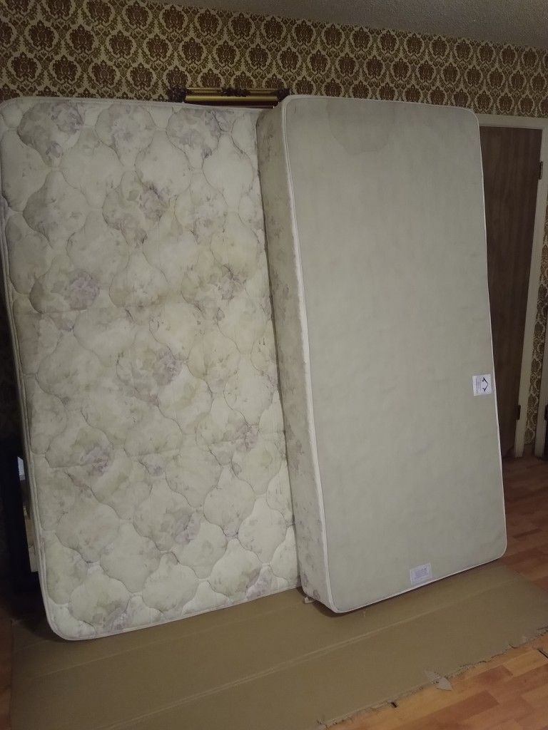 KING SIZE PILLOW TOP MATTRESS WITH BOX SPRINGS 