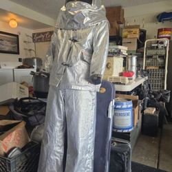 Aluminized Fire Fighter  Suit 2 Helmets 3 Trousers 1 Jacket Vintage

1 helmet is New but older

All the other pieces are used

Theres

2 helmets

3 tr