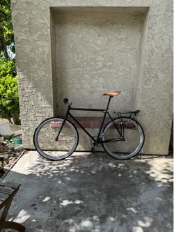 Black Single-speed/fixie bicycle