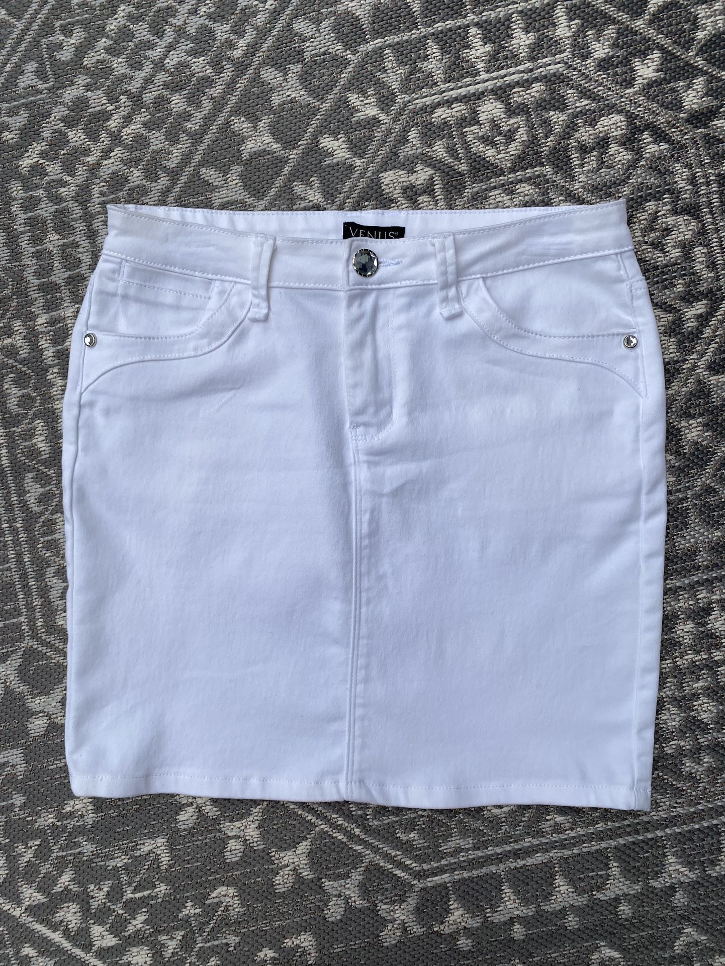 White Skirt; Size 6