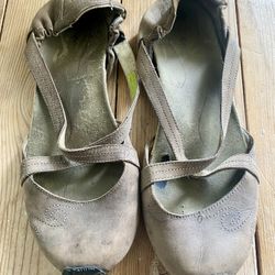 AHNU Karma Taupe Leather Yoga Cross Strap Ballet Flats Mary Jane Shoes Womens 8