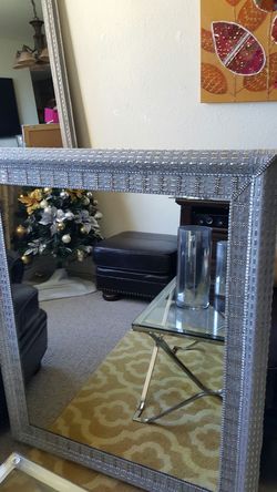 Este es un hermoso espejo plateado decorado completamente a mano con un fino metal plateado es muy elegante