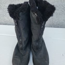woman's Snow Boots Size 10
