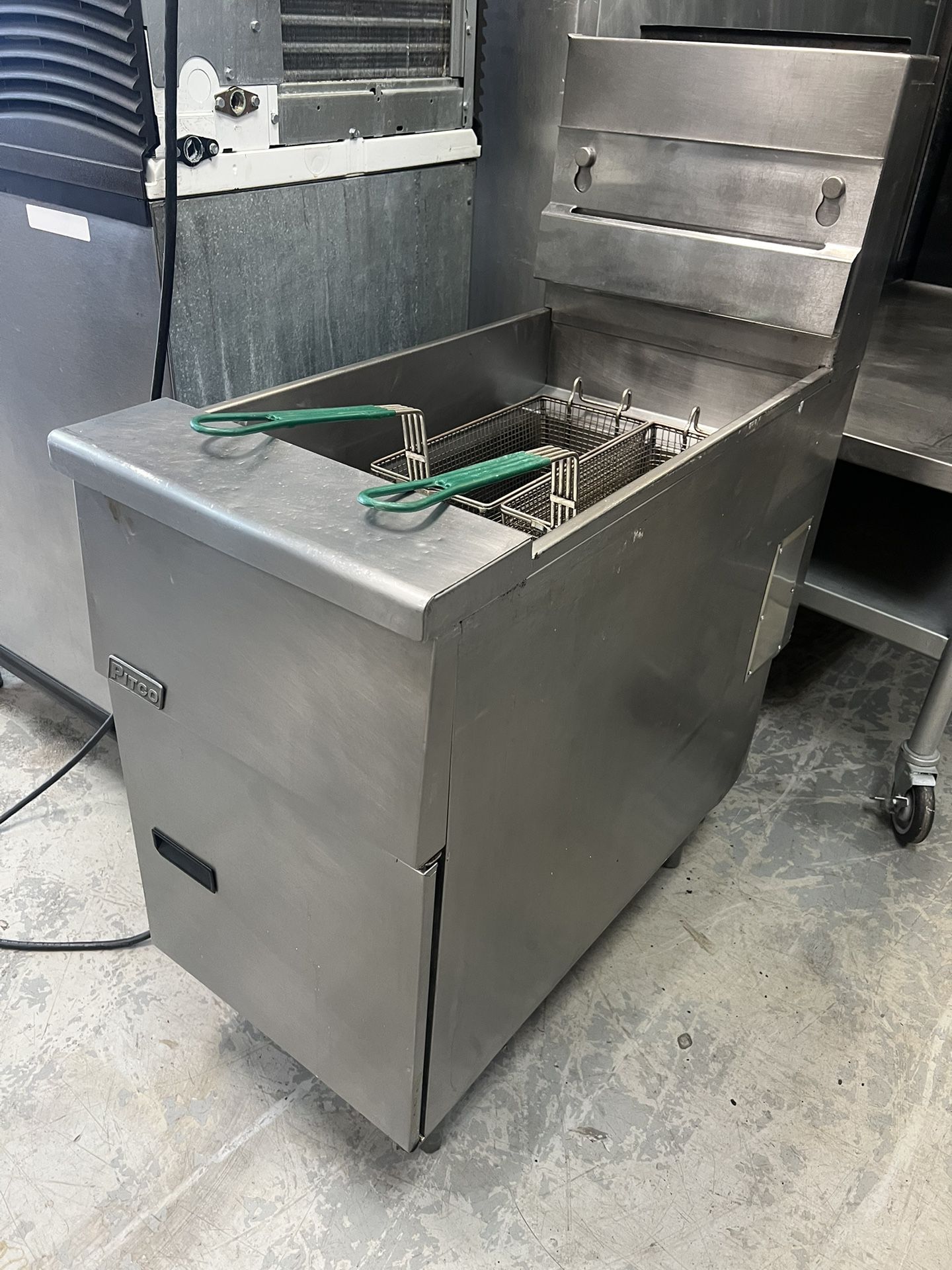Oster Compact Deep Fryer for Sale in Pompano Beach, FL - OfferUp