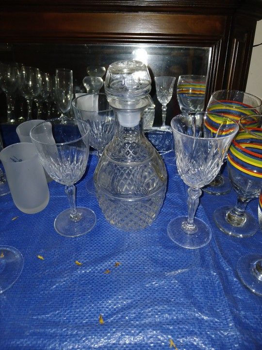 Copas y una botella para poner vino