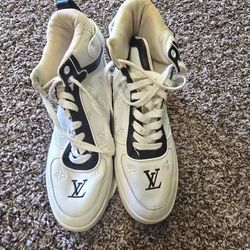 Sneakers  size 8-8.5