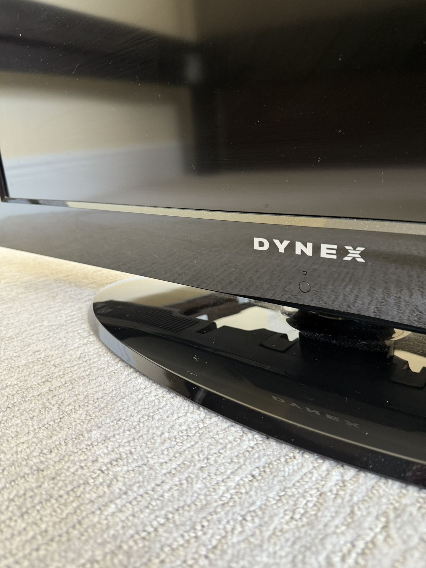Dynex TV, 32 in.