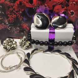 LOT OF BLACK & SILVER COLLECTION, 5 ITEMS
