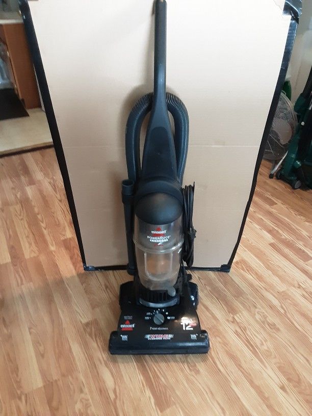 Bissell Vacuum Cleaner 12Amps . Power Forse . Work Good