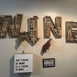 WINE DECORATION.