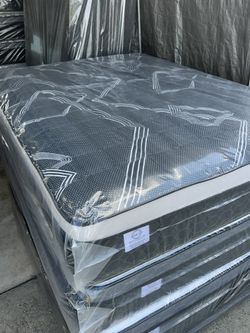 Queen Size Mattress Pillow Top 12" Thick.    Brand New Mattress.     Delivery Available 