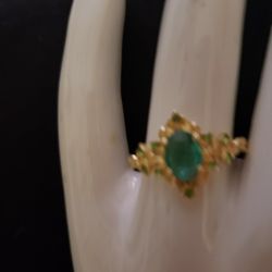 Fashion Golden Tone Ring w/Emerald Like Stone 