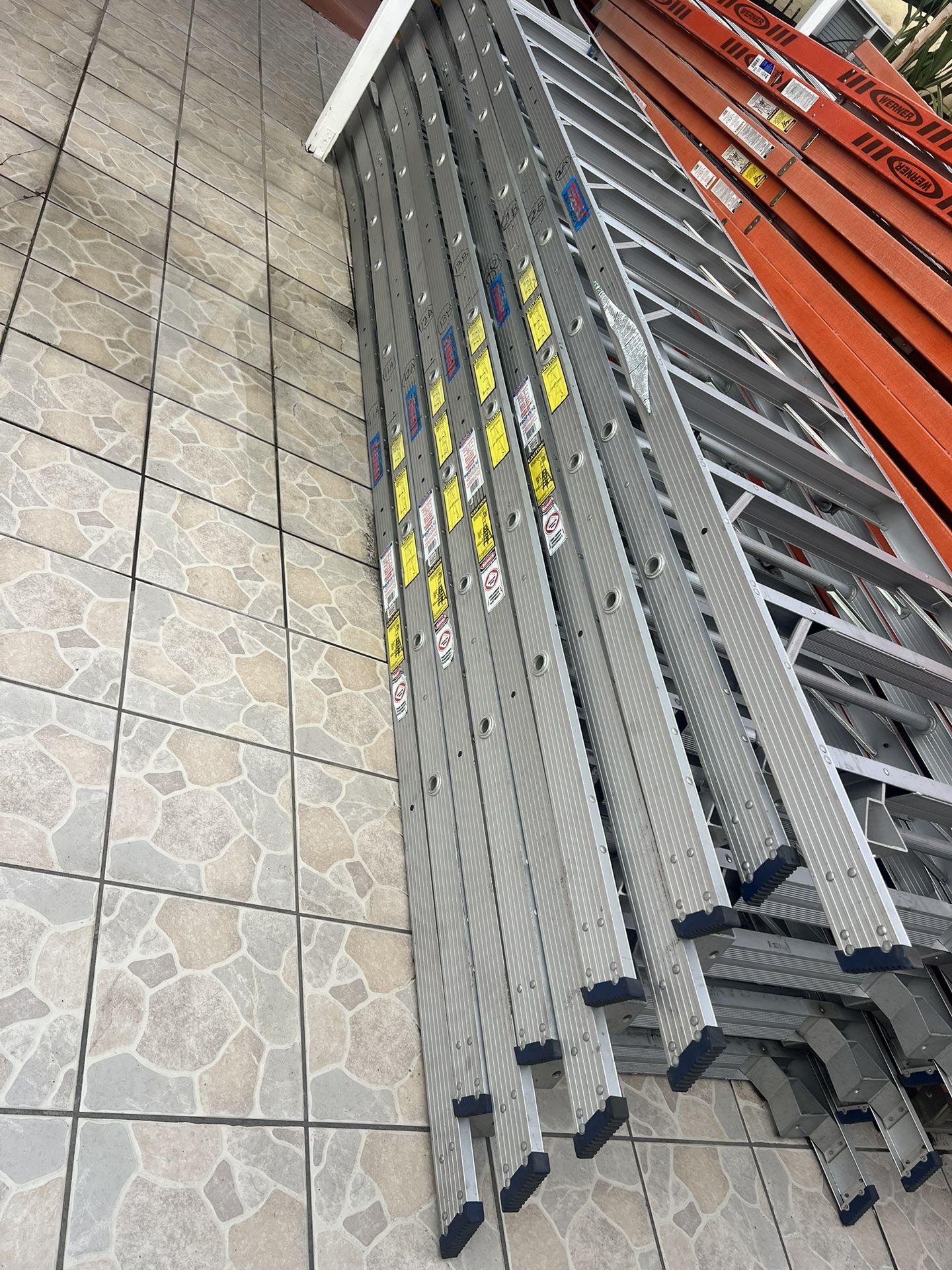 Escaleras de 12 pies de aluminio nuevas Heavy, Duty capacidad, 300 libras $240 cada una