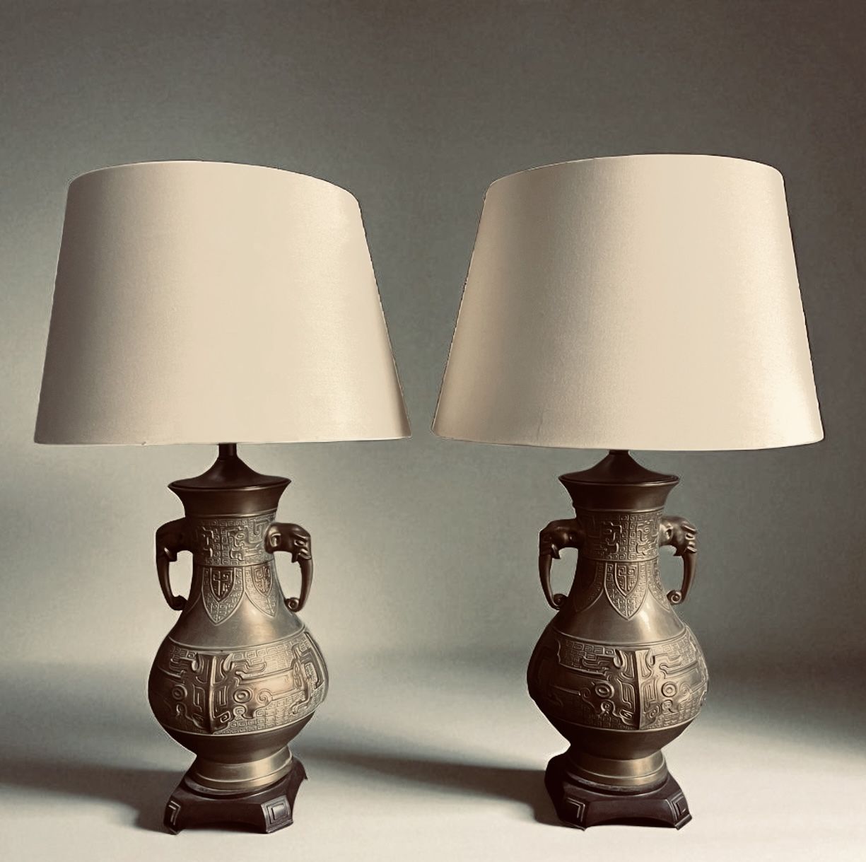 ELEGANT PAIR OF BRITISH COLONIAL BRONZE ELEPHANT LAMPS