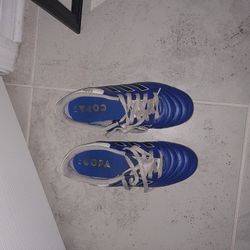 Boys Size 5 1/2 Soccer Shoes