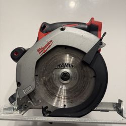 Milwaukee M18 18V Lithium-lon Cordless 6-1/2 in. Circular Saw (Tool-Only)