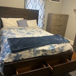Bedroom furniture set 