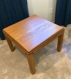 Solid Oak Wood End Table / Side Table   Like New!