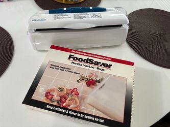 VACUUM FOOD STORAGE SYSTEM / FOOD SAVER / PRE CUT / VAC LOC BAGS