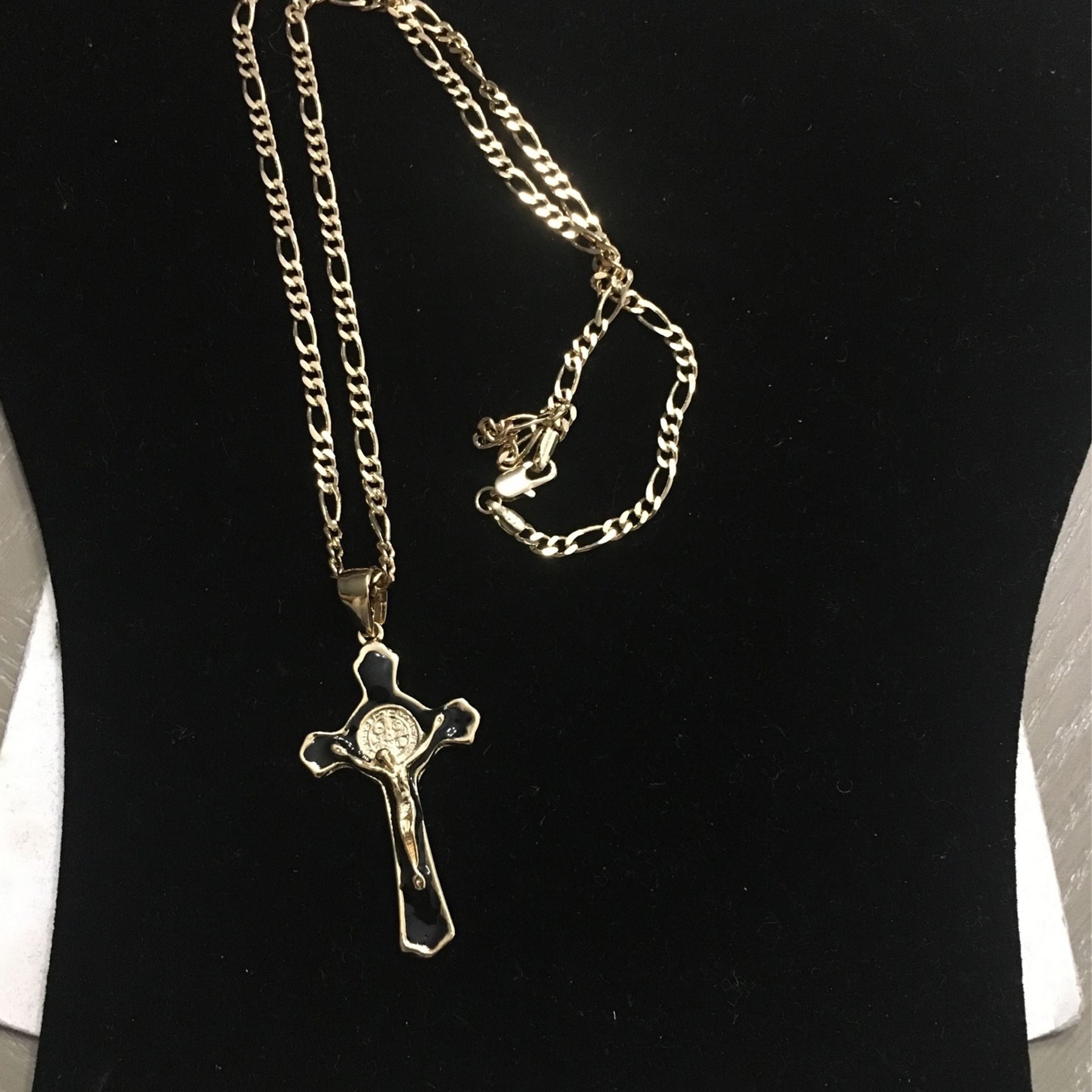 24 Inch 14k Gold Figaro Chain With Black Enamel Cross Set For Sale
