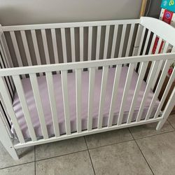 Crib with mattress and 5 sheets