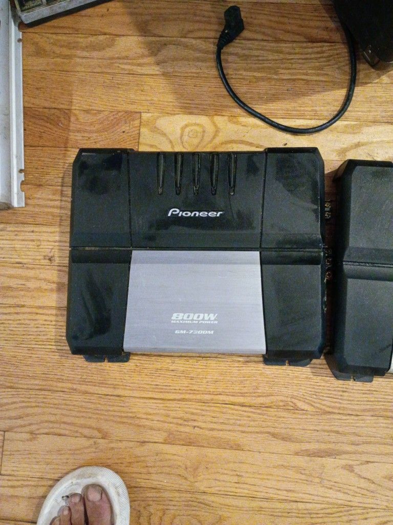 Pioneer Amps 800 Watt And A 400 Watt Amp Asking For $200 For Both Or 150 For 800 Watt And 100 For 400 Watt