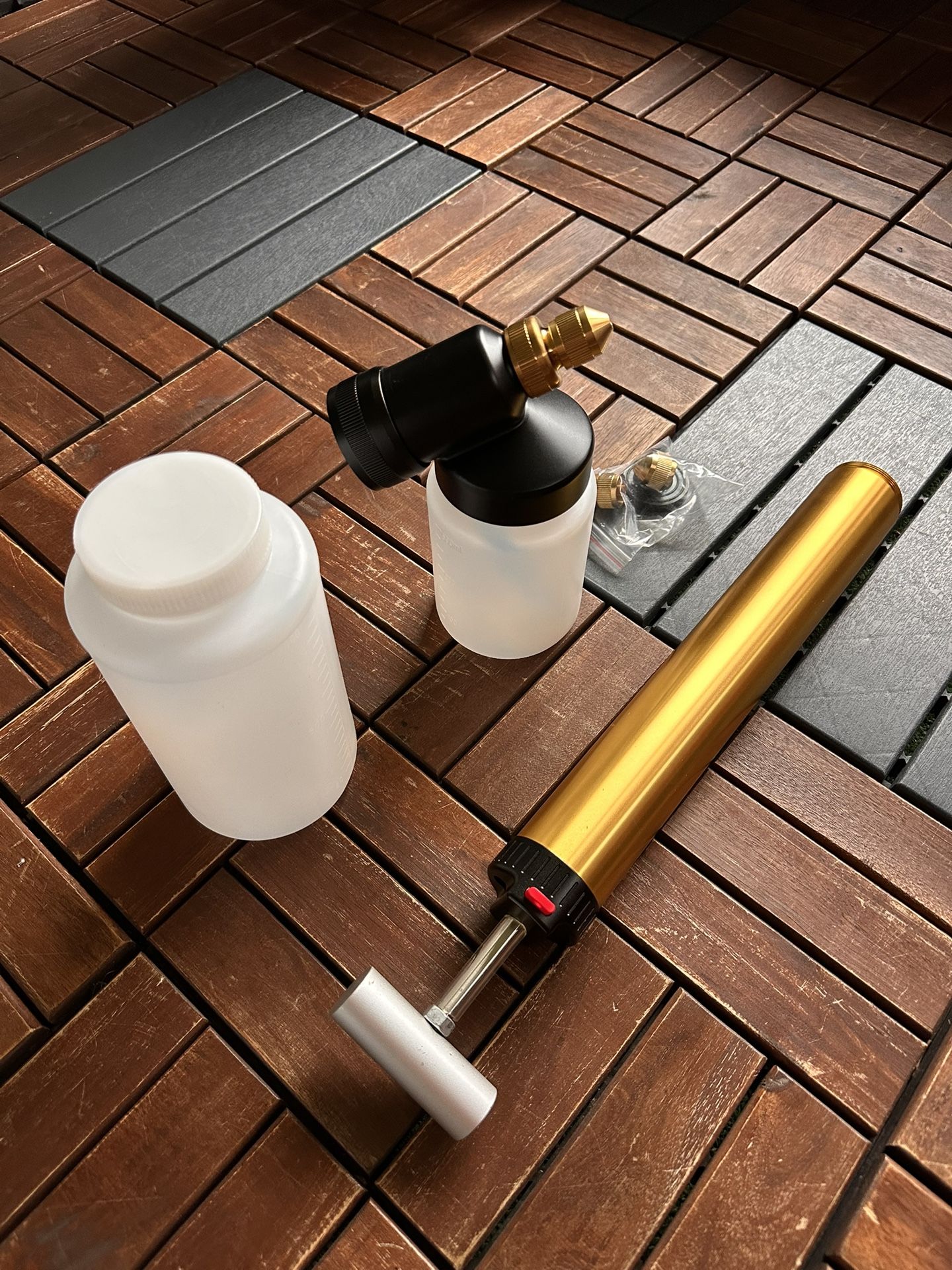 drywall texture gun, this kit includes two detachable hoppers and three interchangeable nozzles. Made of sturdy brass components and aerospace grade a