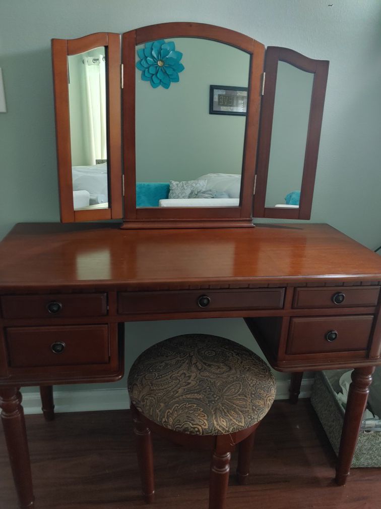 Vanity desk-PENDING PICK UP