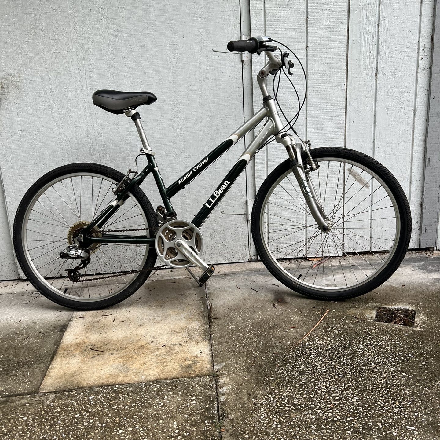 ll bean womens bicycle LL BEAN ACADIA 26” 21 SPEED BIKE for Sale in Hobe Sound, FL