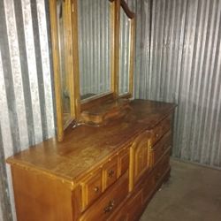 8 Drawer Dresser With 3 Tier Folding Mirror