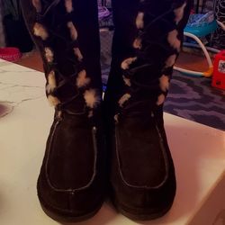 Bearpaw BROWN SUEADE  LACE https://offerup.co/faYXKzQFnY?$deeplink_path=/redirect/  TO uggs Style Boots..size 9 Womens..Great CONDITION!!..FUR LINED