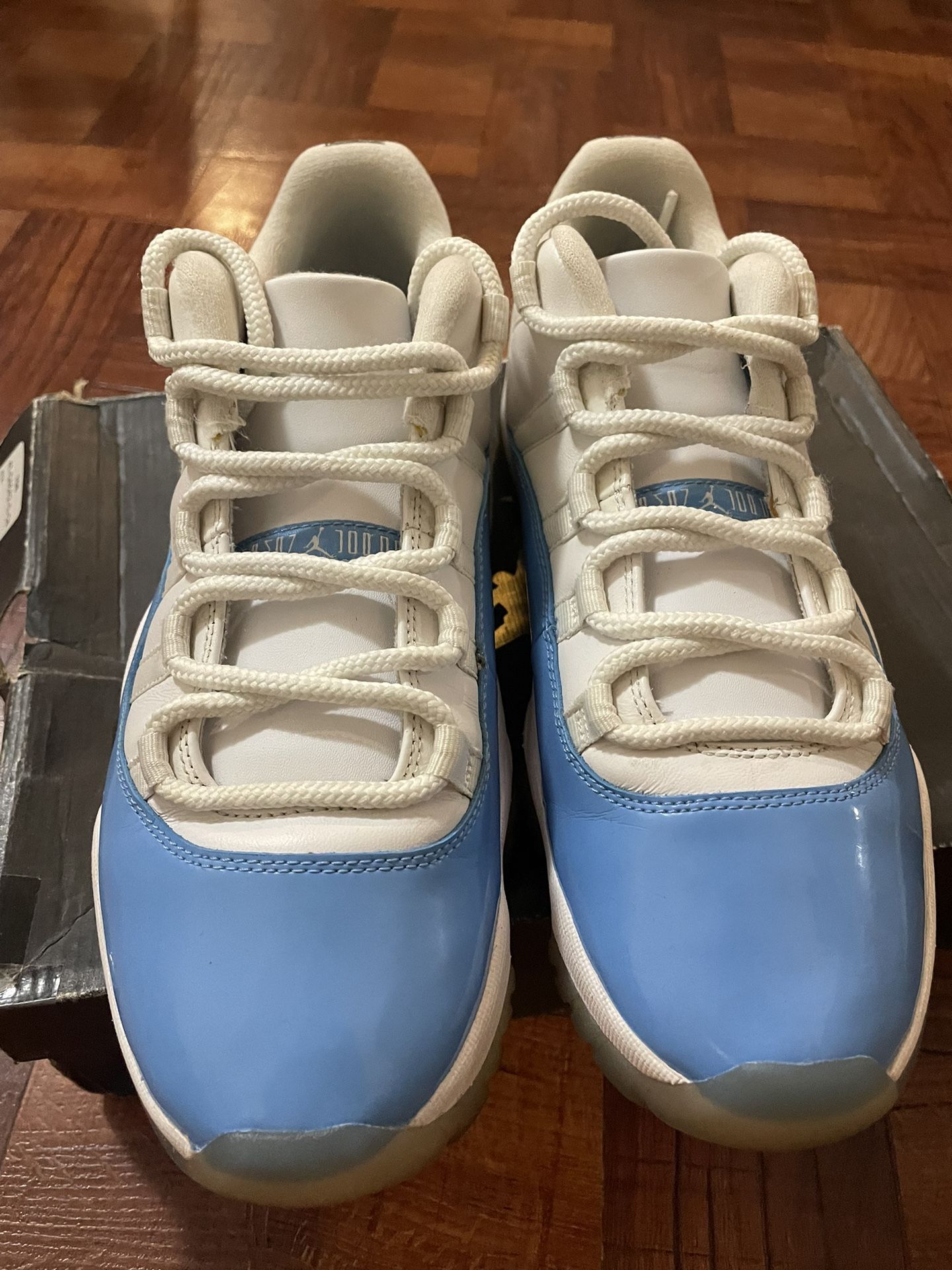 Nike Jordan 11 Low UNC Size 10 Men's shoes
