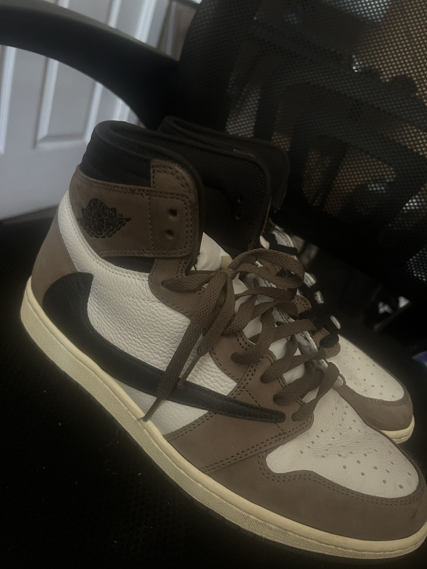 Travis Scott Jordan 1