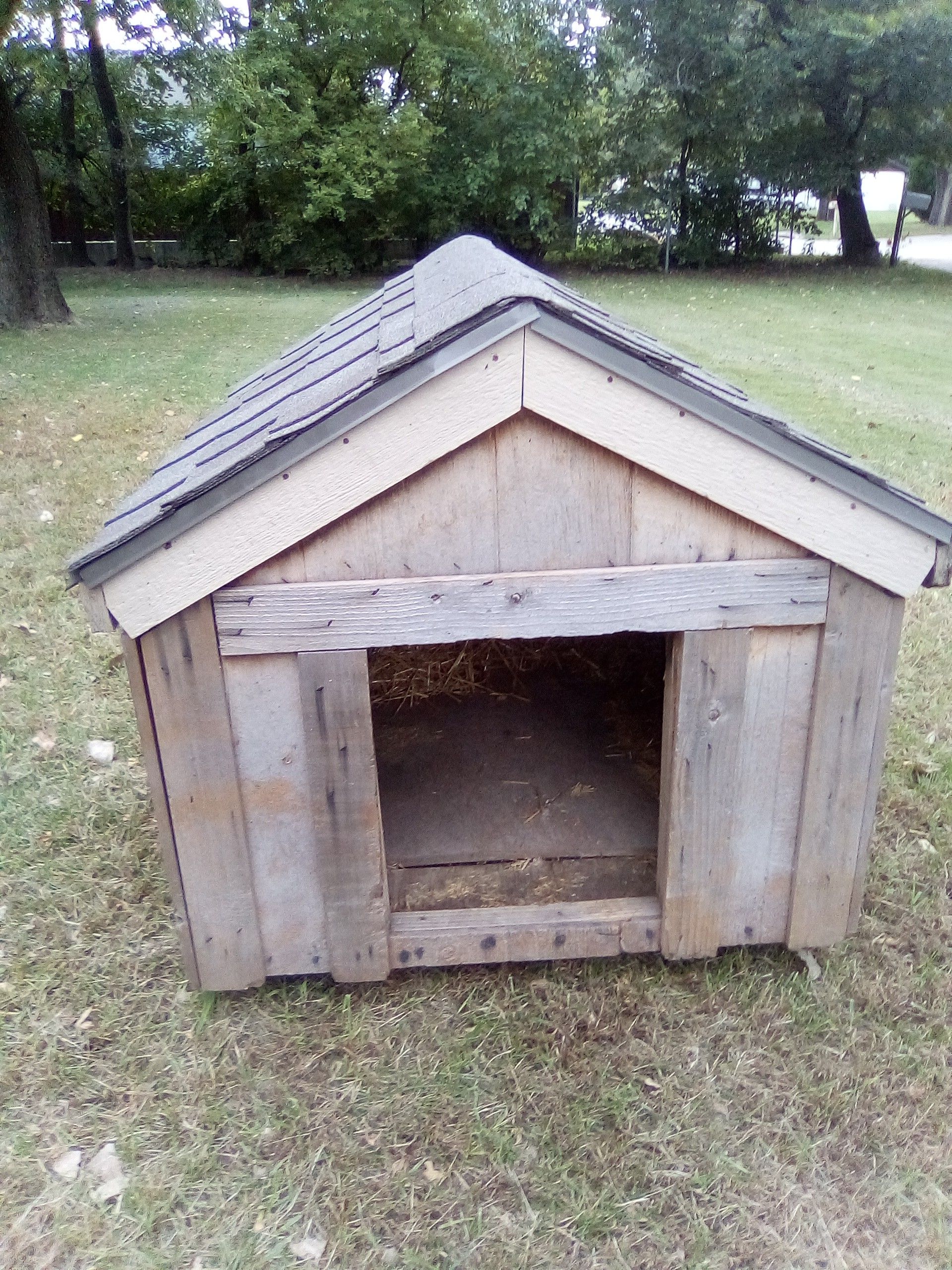 LARGE DOG HOUSE