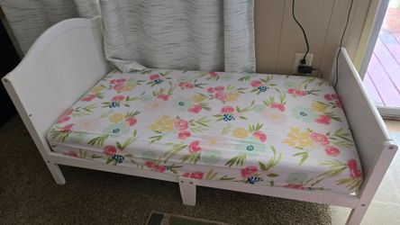 Toddler bed